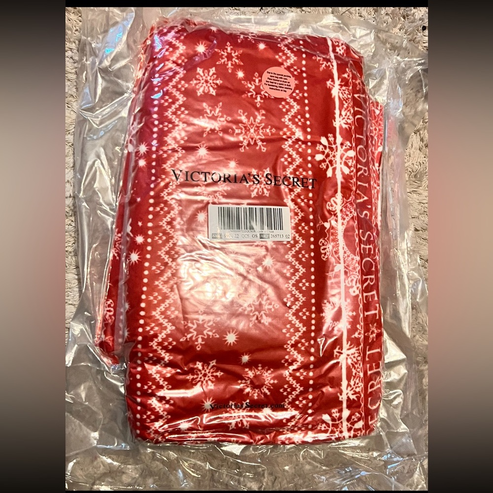 PINK VS Sherpa Throw. NWT - in original sealed packaging- never opened.